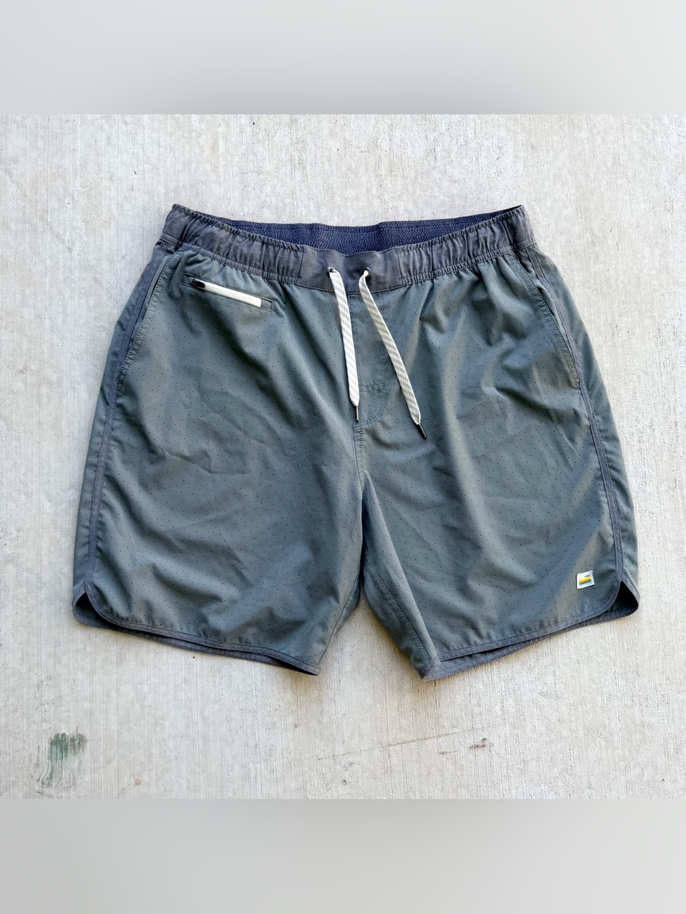 Vuori Banks Shorts Men Size XL Stretch Active Gray Drawstring